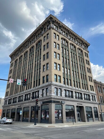 103 E State St Mason City Ia 50401 Brick Tile Building Loopnet Com