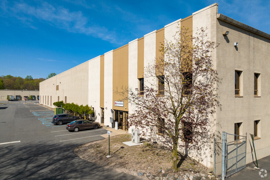 20-30 Continental Dr, Wayne, NJ for lease - Building Photo - Image 1 of 7