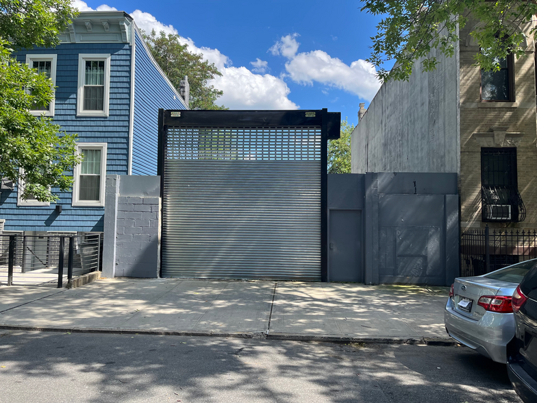 194 Moffat St, Brooklyn, NY for lease - Building Photo - Image 1 of 4