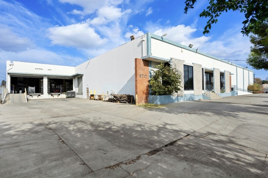 5717 E Ferguson Dr, Commerce, CA for lease - Building Photo - Image 1 of 11