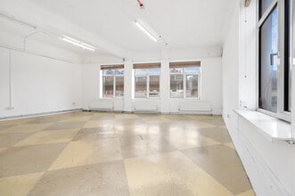 3-9 Creekside, London for lease Interior Photo- Image 2 of 3