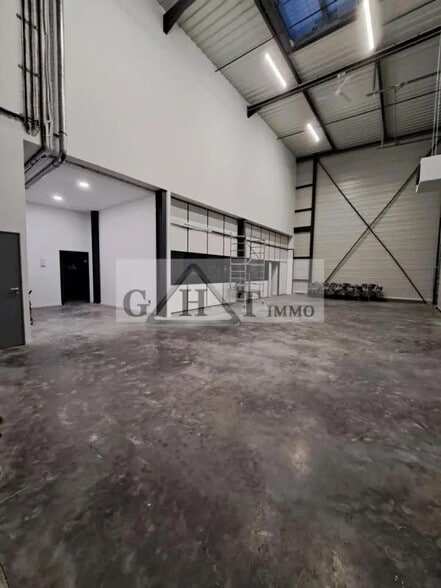 Office in Grigny for lease - Interior Photo - Image 2 of 4