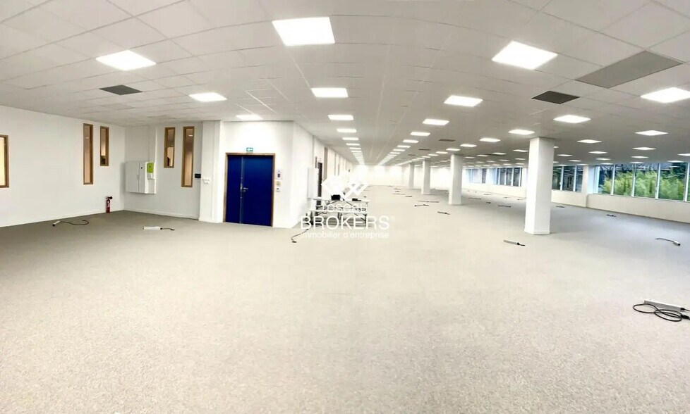 Office in Eybens for lease - Building Photo - Image 3 of 44