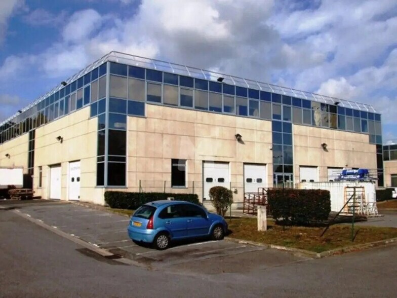 Office in Chilly-Mazarin for lease - Building Photo - Image 2 of 7