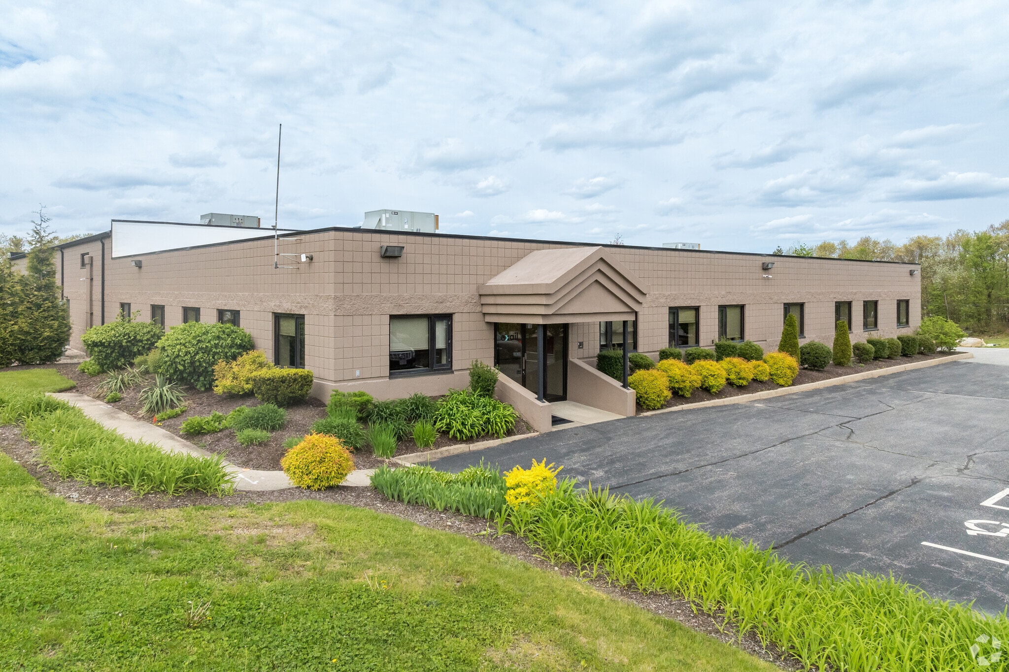 27 Wellington Rd, Lincoln, RI for lease Primary Photo- Image 1 of 10