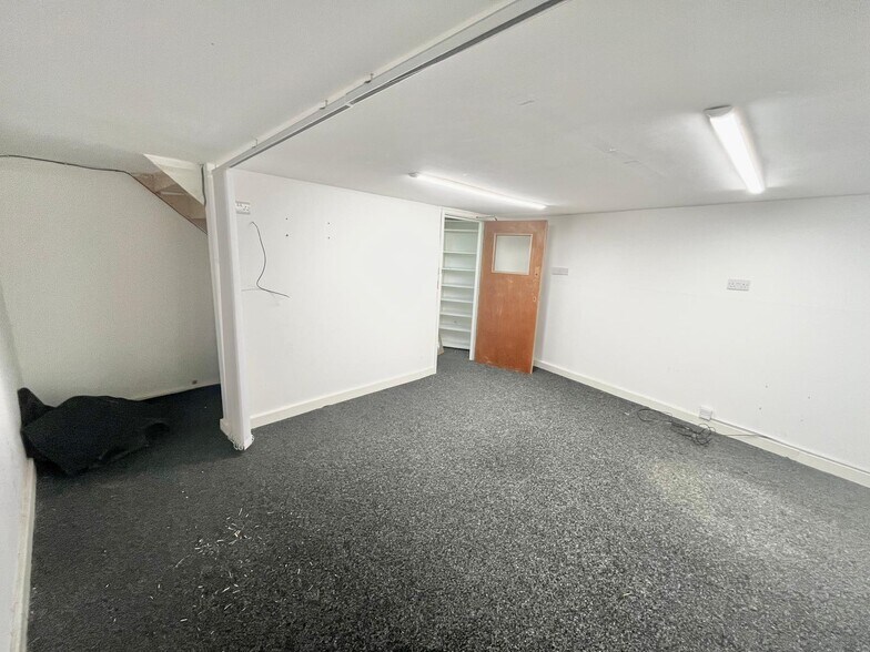 25 Whitehall Rd, Gateshead for lease - Interior Photo - Image 2 of 5