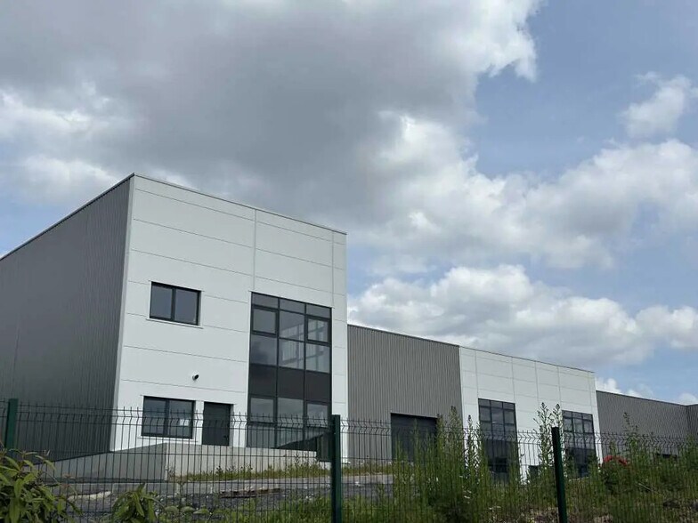 Office in Bondues for lease - Building Photo - Image 3 of 4