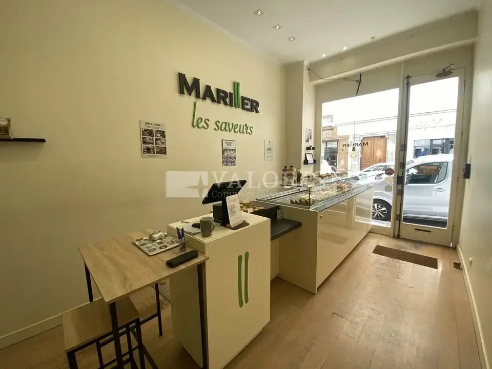 Retail in Lyon for lease Interior Photo- Image 1 of 2