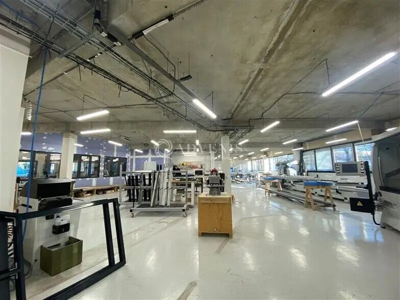 Flex in Montigny-le-Bretonneux for lease - Interior Photo - Image 1 of 7