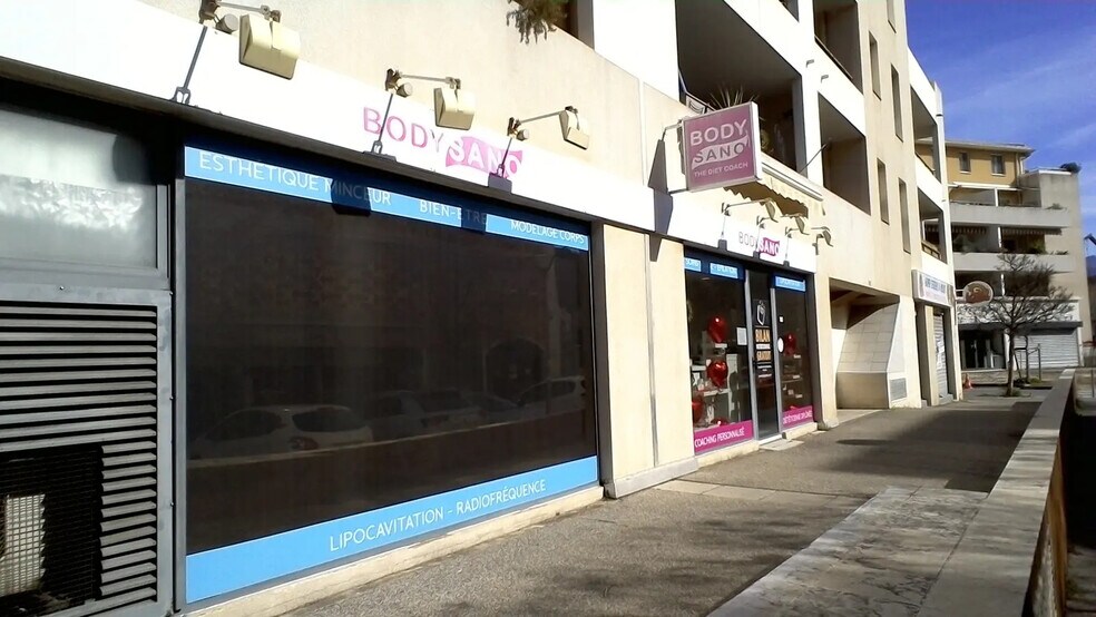 Retail in Aubagne for lease - Building Photo - Image 2 of 10