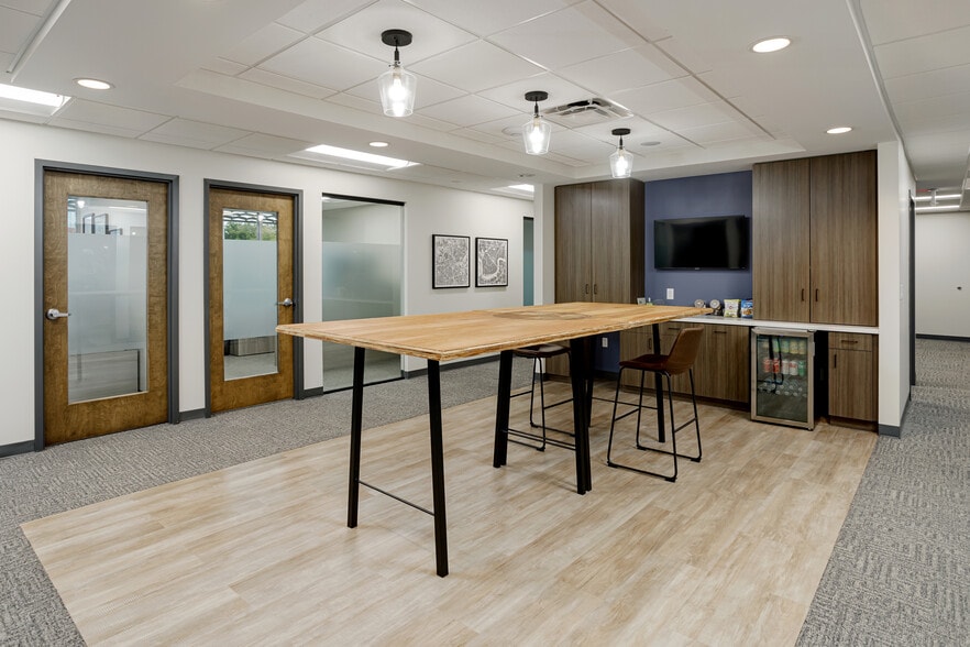 2001 Warfield Dr, Nashville, TN for lease - Building Photo - Image 2 of 8