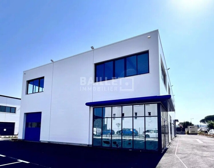 Retail in Fréjus for lease - Building Photo - Image 1 of 21