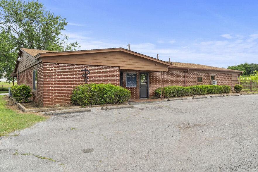 1404 S B St, Henryetta, OK for sale - Primary Photo - Image 1 of 42