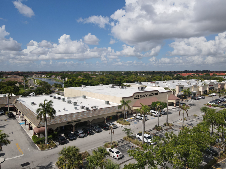 11210-11300 Pines Blvd, Pembroke Pines, FL for lease - Building Photo - Image 2 of 13