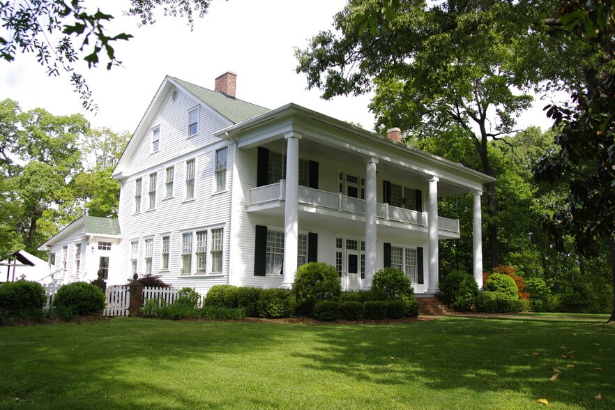 220 Paradise Park Rd, Cornelia, GA 30531