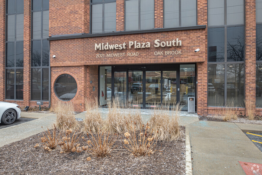 2021 Midwest Rd, Oak Brook, IL for sale - Building Photo - Image 3 of 3
