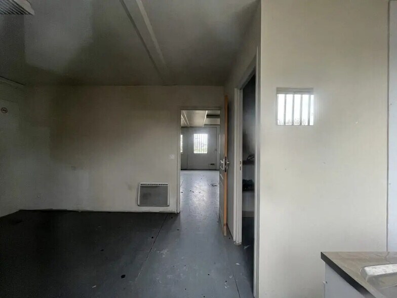 Flex in Mannevillette for lease - Interior Photo - Image 3 of 5