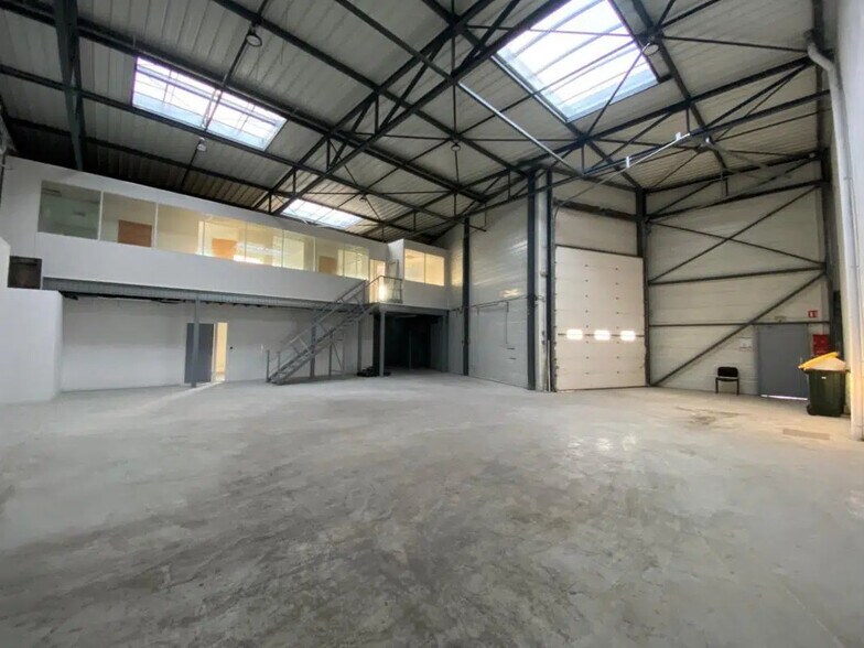 Office in Saint-Priest for lease - Interior Photo - Image 2 of 6