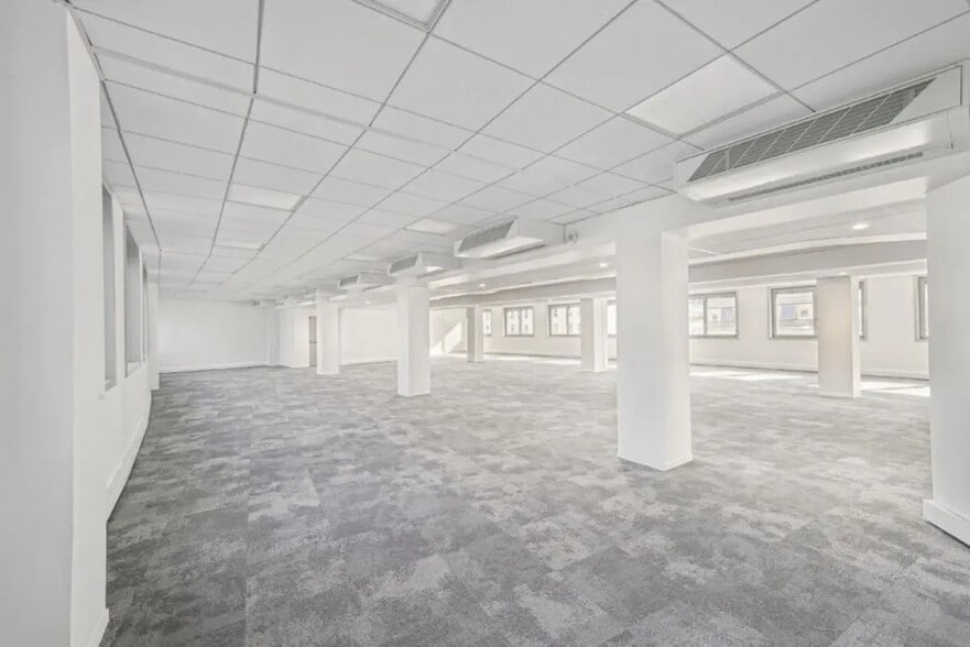 Office in Lyon for lease - Building Photo - Image 2 of 9