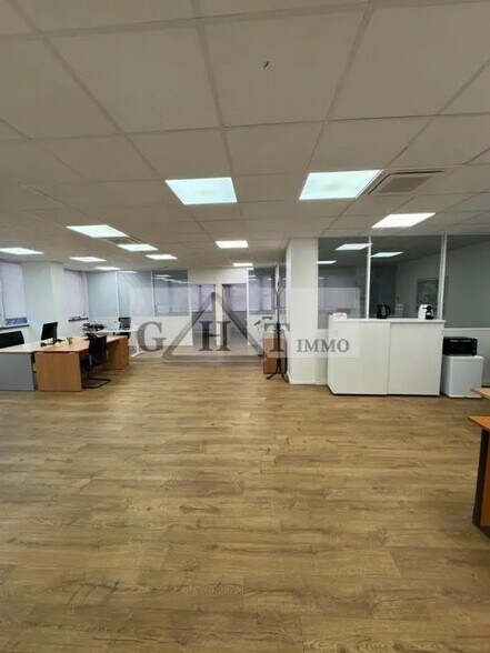 Office in Maisons-Alfort for lease - Interior Photo - Image 2 of 8