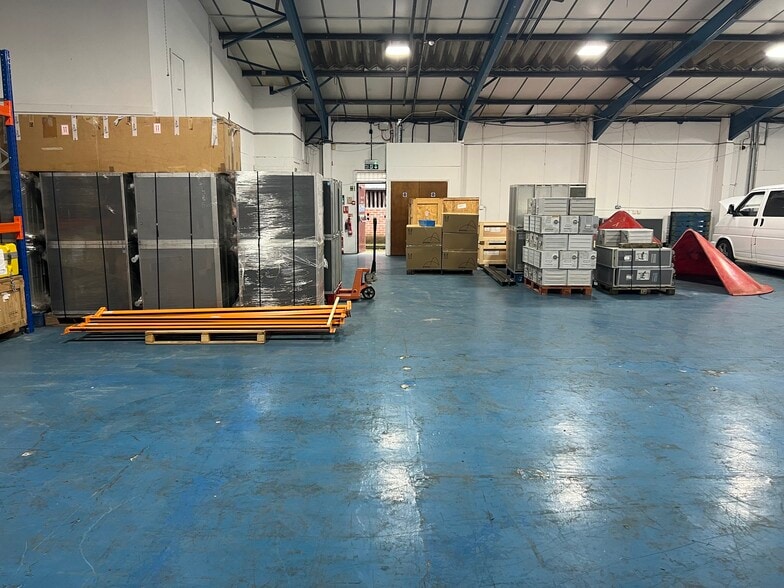 F4 Star Rd, Partridge Green for lease - Interior Photo - Image 3 of 14