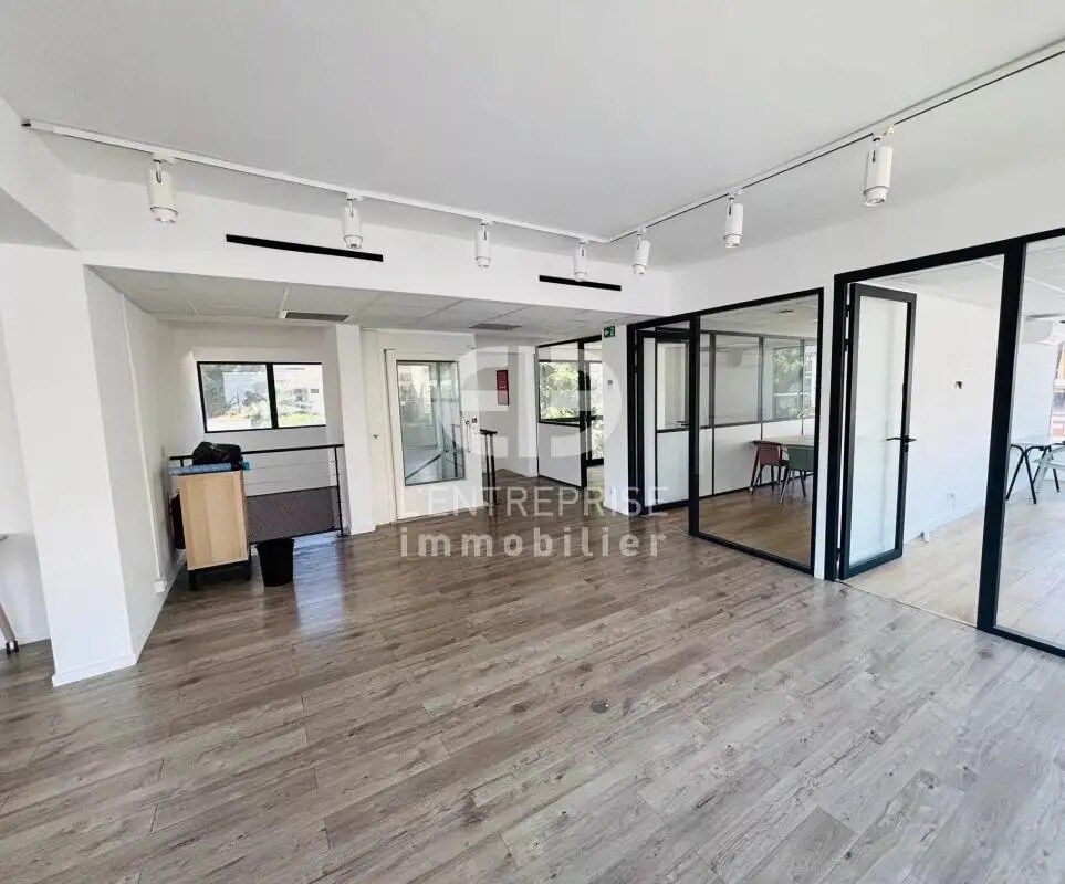 Retail in Saint-Laurent-du-Var for lease Interior Photo- Image 1 of 8