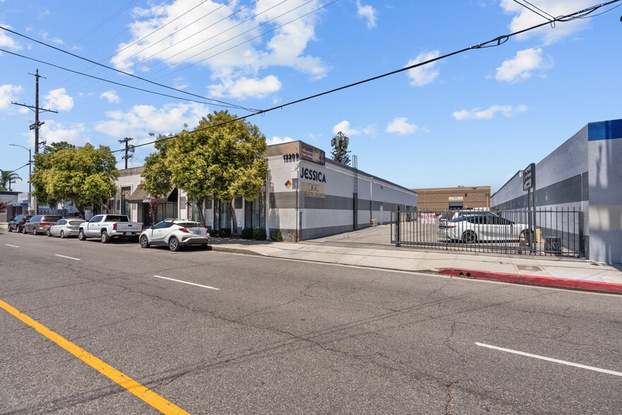 13201-13209 Saticoy St, North Hollywood, CA for sale - Building Photo - Image 2 of 11