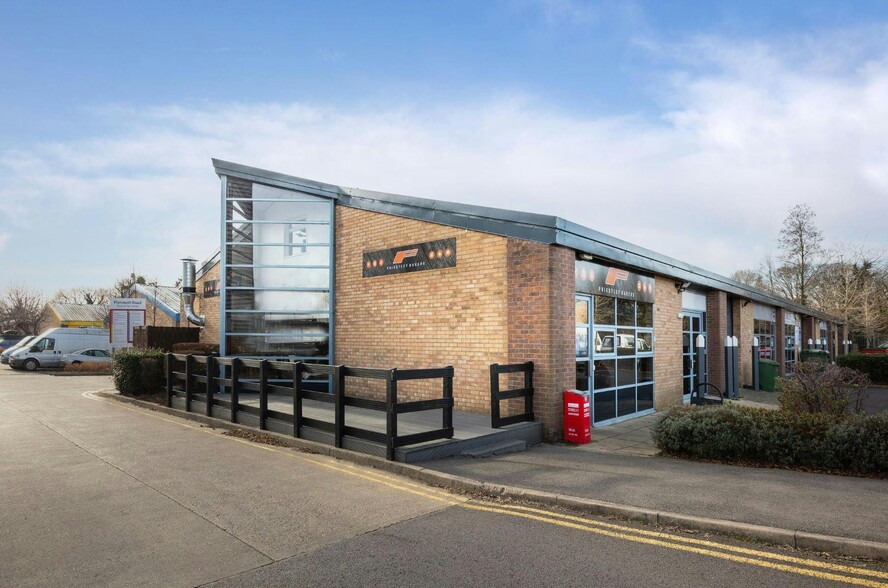 878 Plymouth Rd, Slough for lease - Building Photo - Image 2 of 31