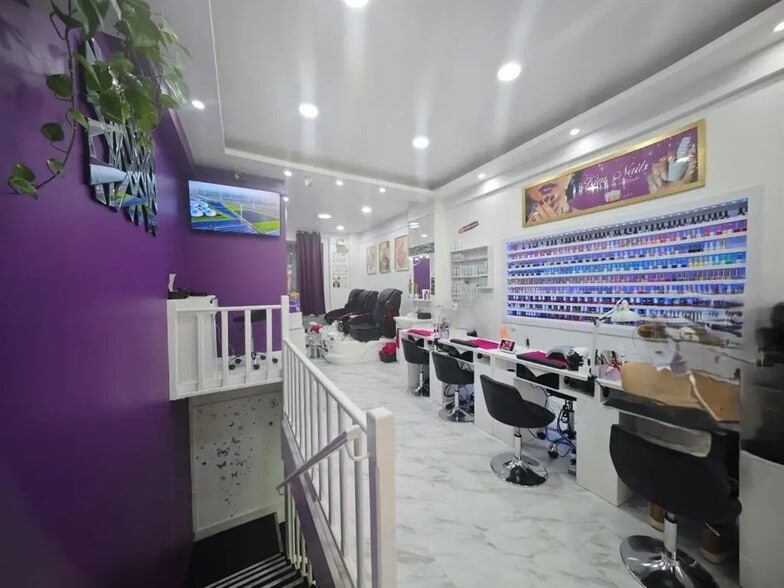 Retail in Paris for lease - Interior Photo - Image 1 of 5