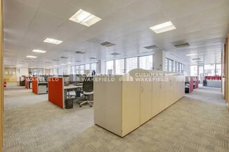 23-27 Rue Delariviere Lefoullon, Puteaux for lease Interior Photo- Image 1 of 2