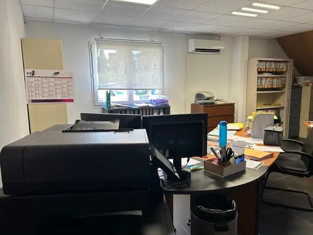 Office in Salon-De-Provence for lease - Building Photo - Image 2 of 19