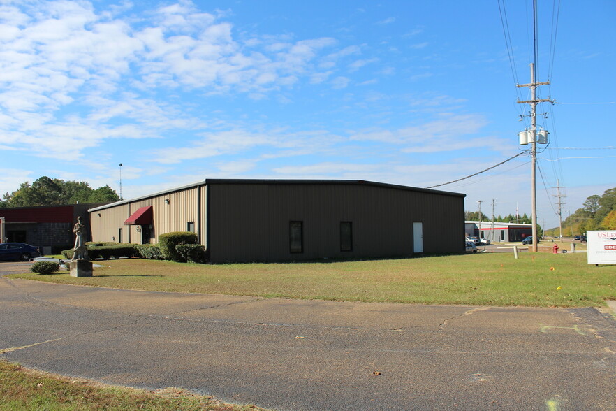 3720 Flowood Dr, Flowood, MS for lease - Building Photo - Image 1 of 15