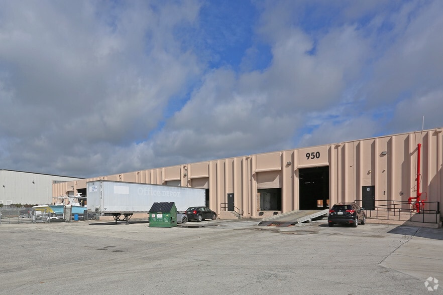 950 W 13th St, Riviera Beach, FL for lease - Primary Photo - Image 1 of 8