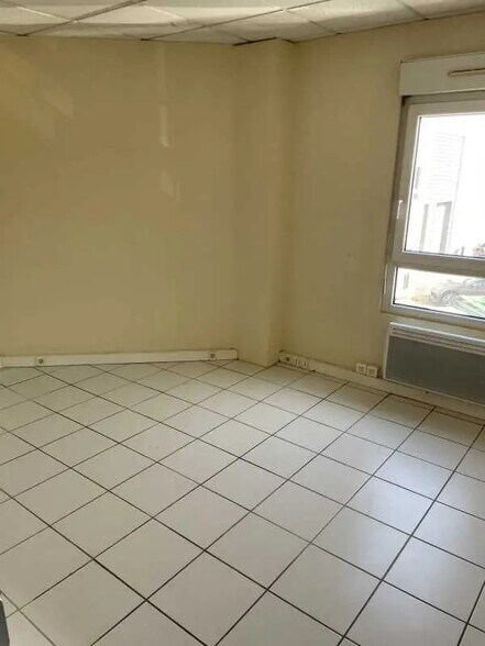 Office in Plailly for lease - Interior Photo - Image 3 of 6