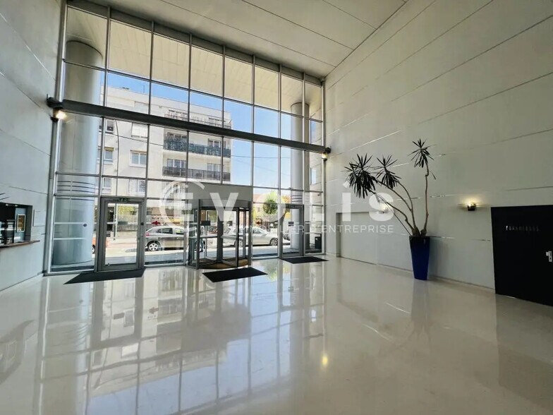 2 Quai Blanqui, Alfortville for lease - Lobby - Image 3 of 10