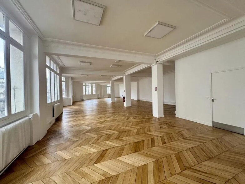 Office in Paris for lease - Interior Photo - Image 1 of 9