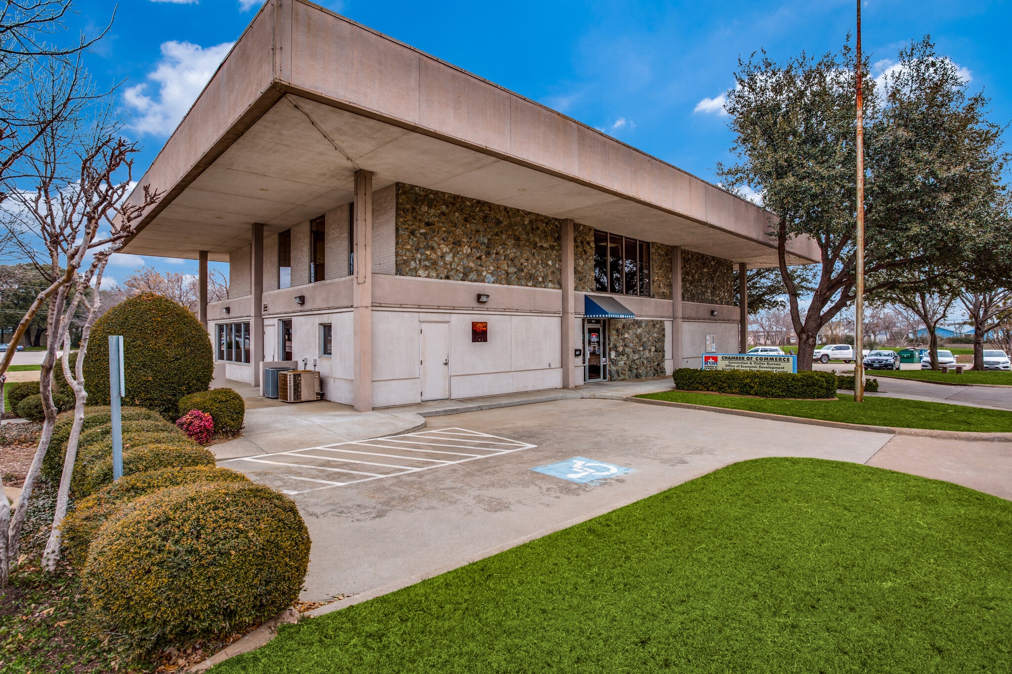 414 W Parkway St, Denton, TX for lease Building Photo- Image 1 of 10