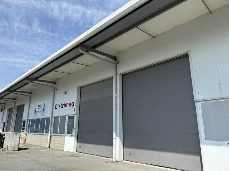 Flex in Le Haillan for lease - Building Photo - Image 1 of 6