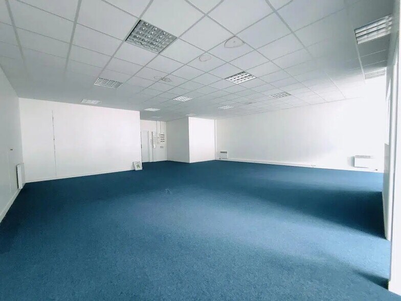 1 Rue Charles Cordier, Ferrières-en-Brie for sale - Building Photo - Image 2 of 10