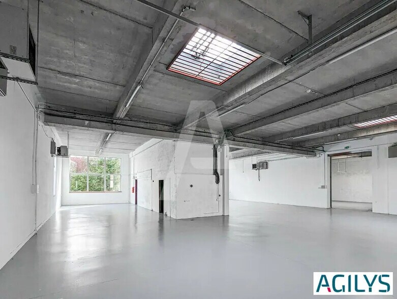 Flex in La Verrière for lease - Interior Photo - Image 3 of 12