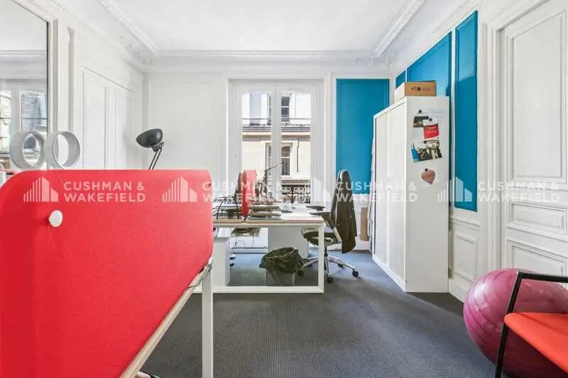 54 Rue De Ponthieu, Paris for lease - Interior Photo - Image 3 of 14