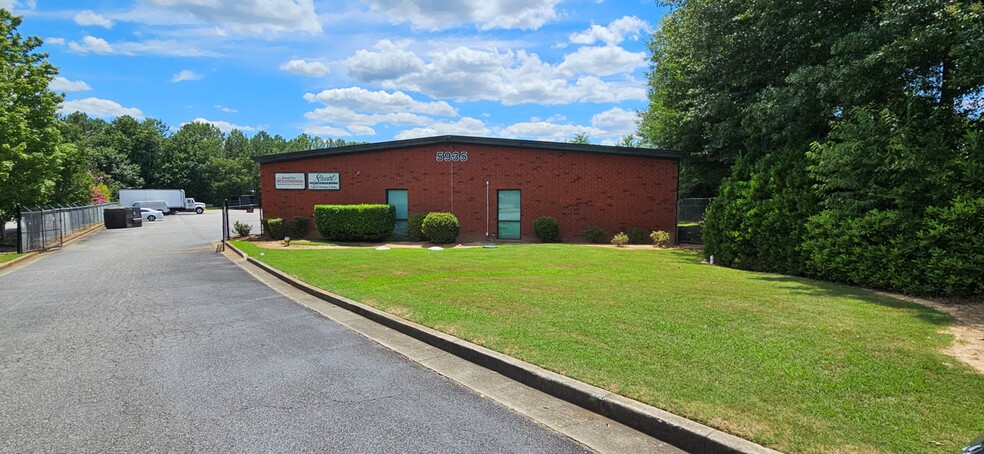 5935 Gateway Dr, Alpharetta, GA for lease - Building Photo - Image 1 of 8