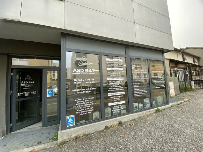 Office in Feyzin for sale - Building Photo - Image 1 of 8