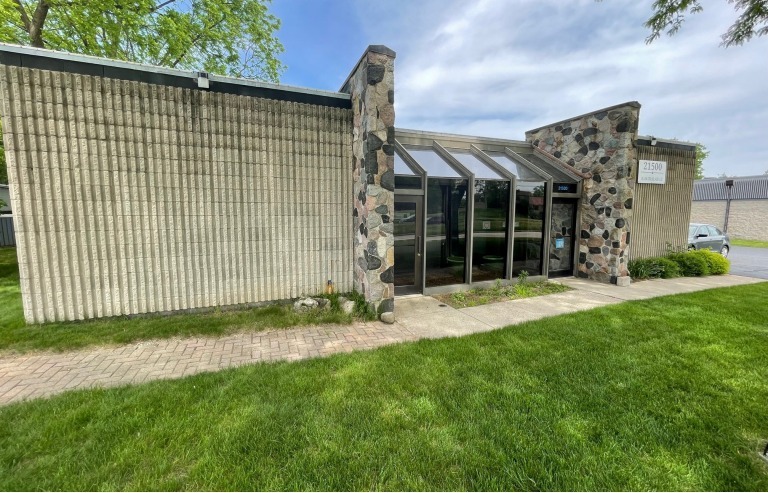 21500 W Greenfield Ave, New Berlin, WI for sale - Building Photo - Image 1 of 1