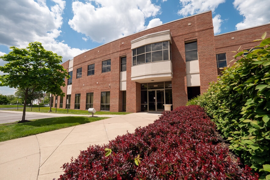 690 Taylor Rd, Gahanna, OH for lease - Building Photo - Image 1 of 8