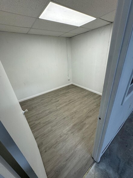 12555 N 44th St, Clearwater, FL for lease - Building Photo - Image 3 of 9