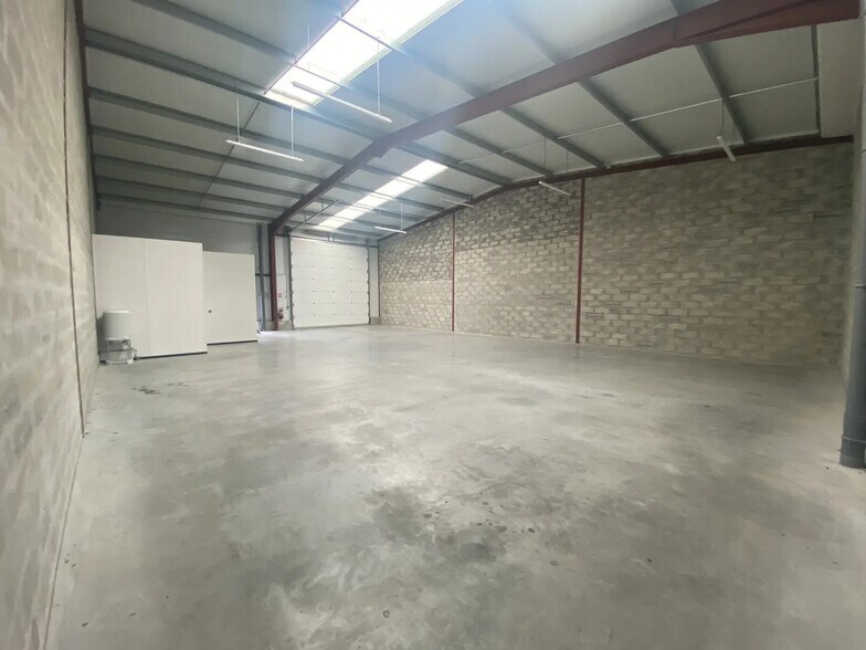 503 Rue André Marie Ampère, Saint-Jean-d'Illac for lease - Interior Photo - Image 2 of 5