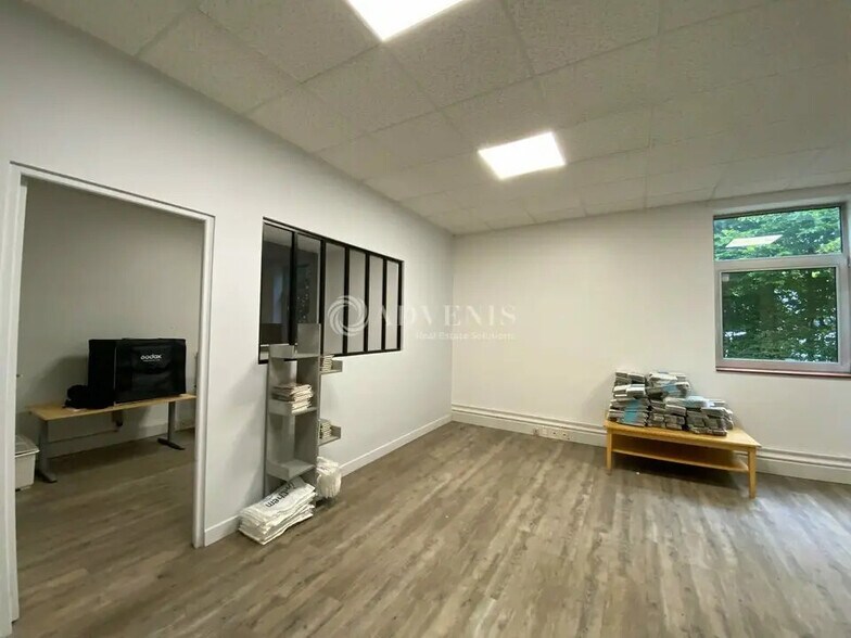 Flex in Voisins-le-Bretonneux for lease - Interior Photo - Image 2 of 4