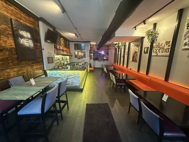 1421 W Chicago Ave, Chicago, IL for lease - Building Photo - Image 2 of 8