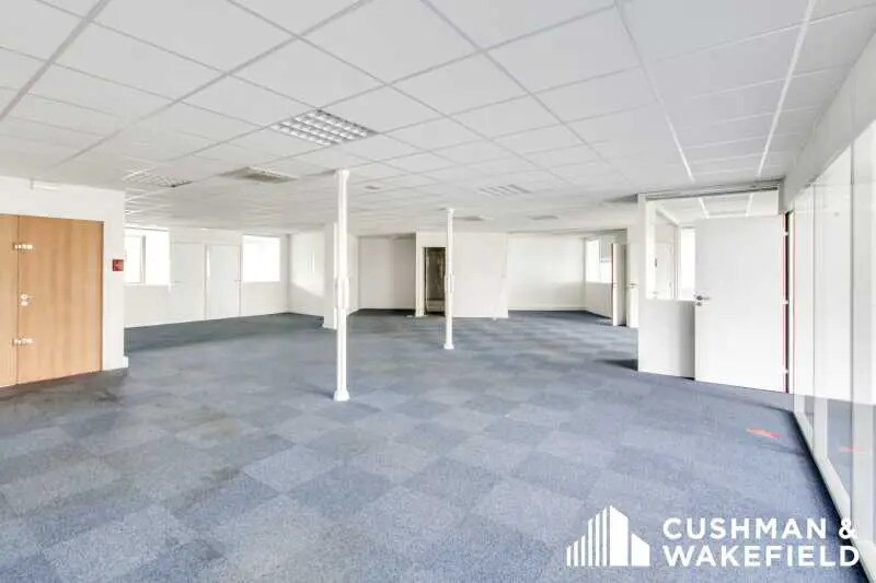 30 Avenue Du Chateau De Jouques, Gémenos for lease - Interior Photo - Image 3 of 13